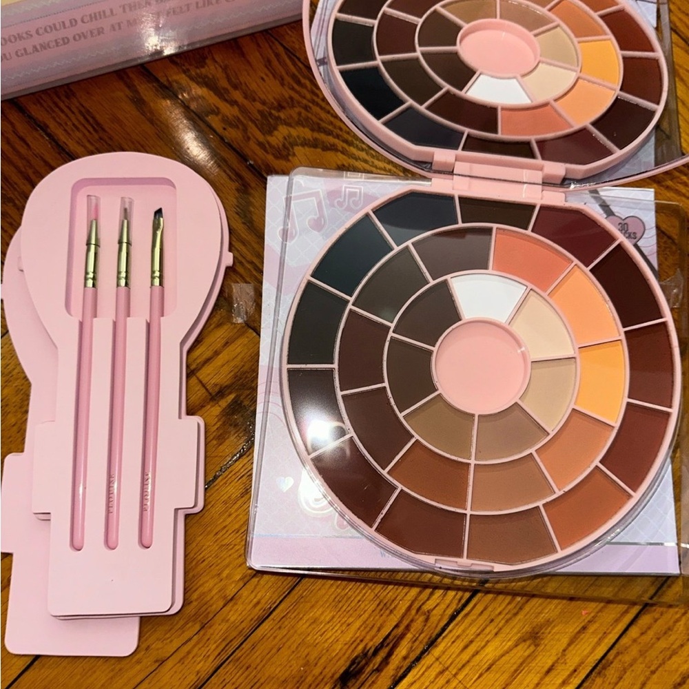 P.Louise eyeliner palette and brushes